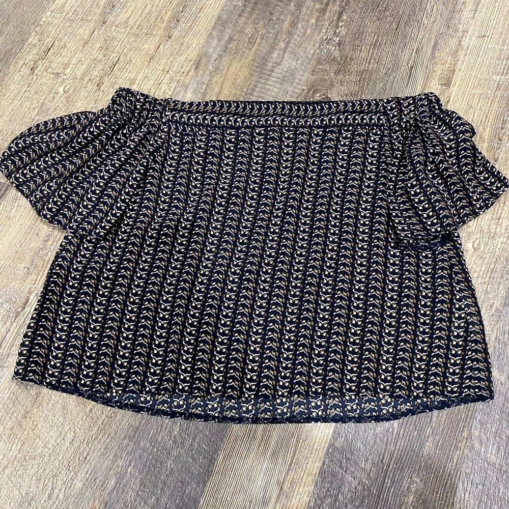 Woman’s small blouse, off the shoulder in great condition!